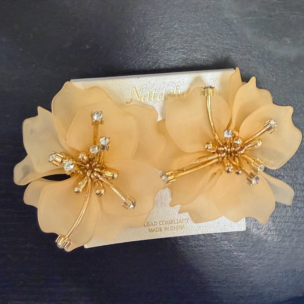 NWT ⚜️🌼⚜️ Natasha Gorgeous Beige And Gold Floral Earrings - Picture 4 of 6